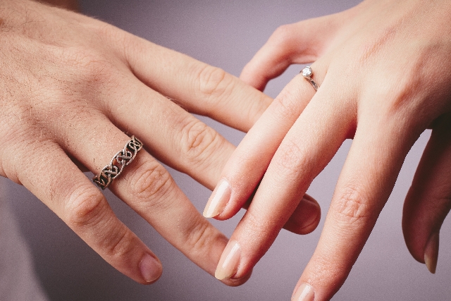 右手薬指にする指輪‥その意味は女と男で違う？