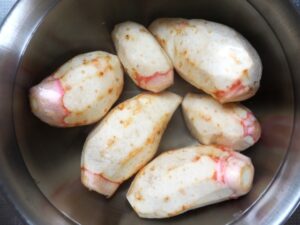 里芋 赤い品種
